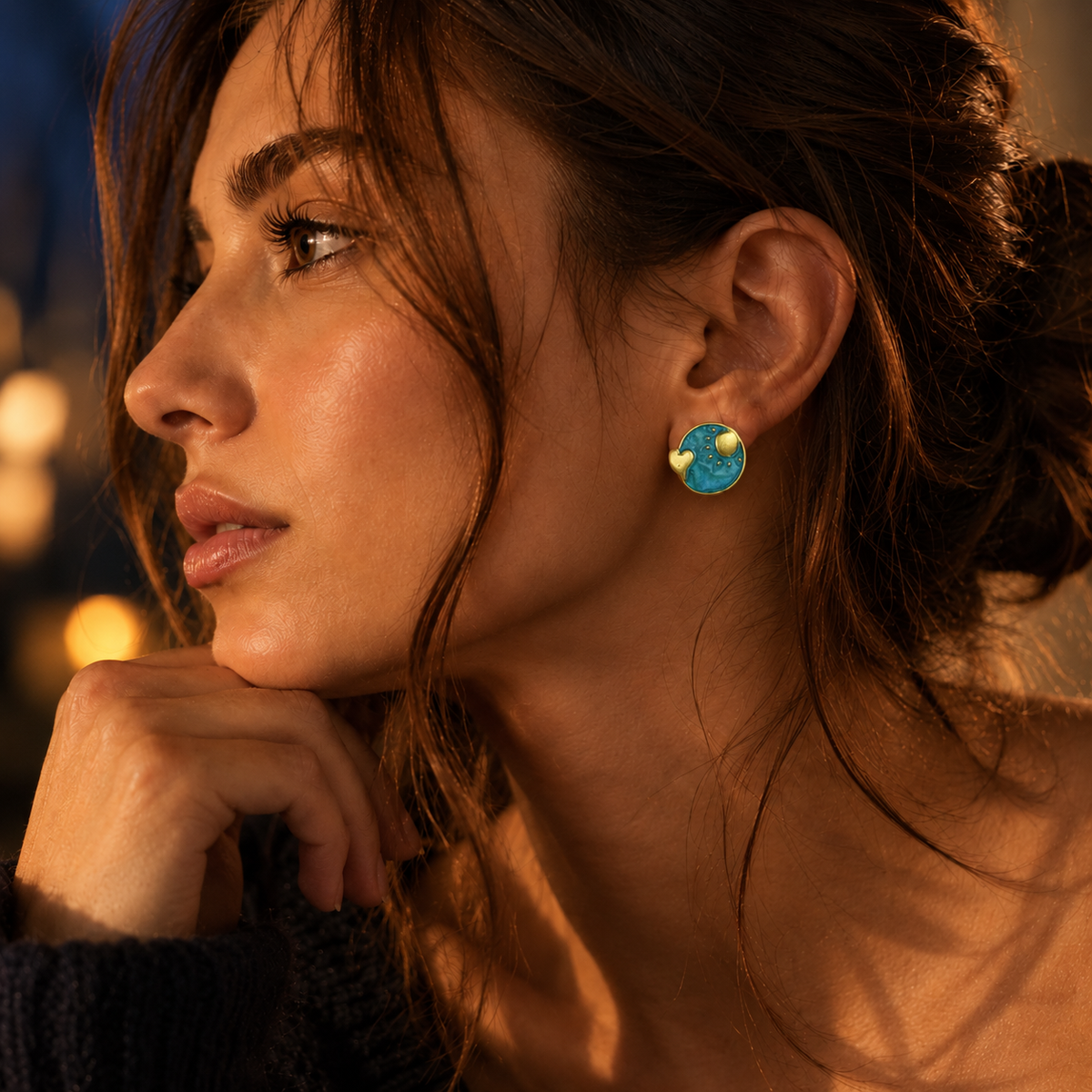 Mujer usando Aretes Energía Solar turquesa durante una salida nocturna