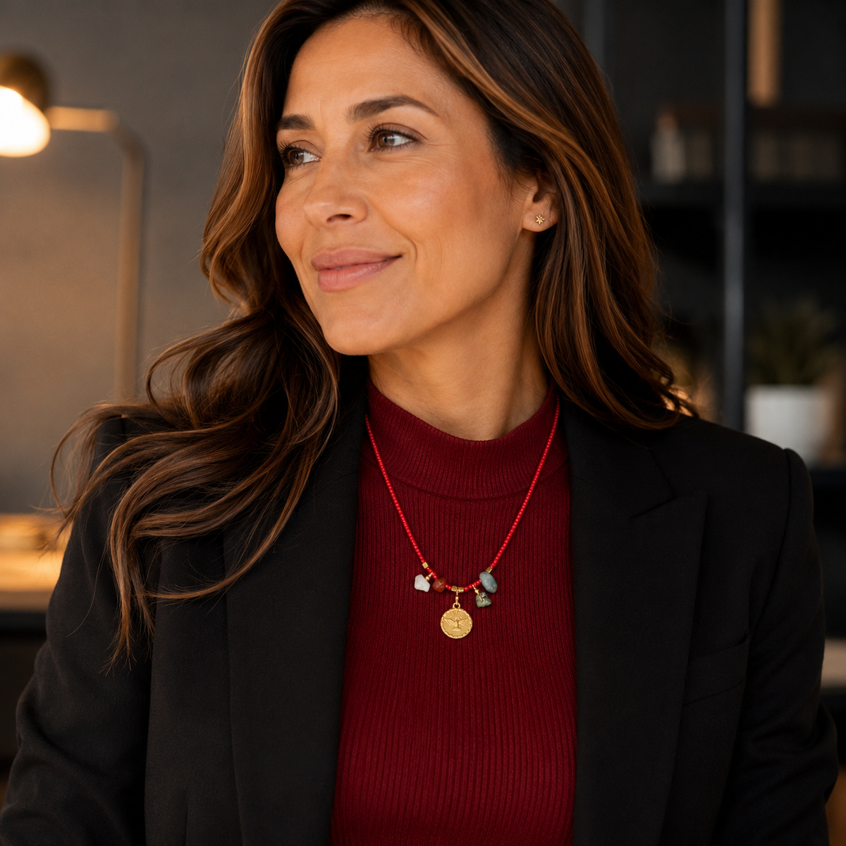 Mujer usando el Collar Fortaleza Espíritu Santo con un look elegante