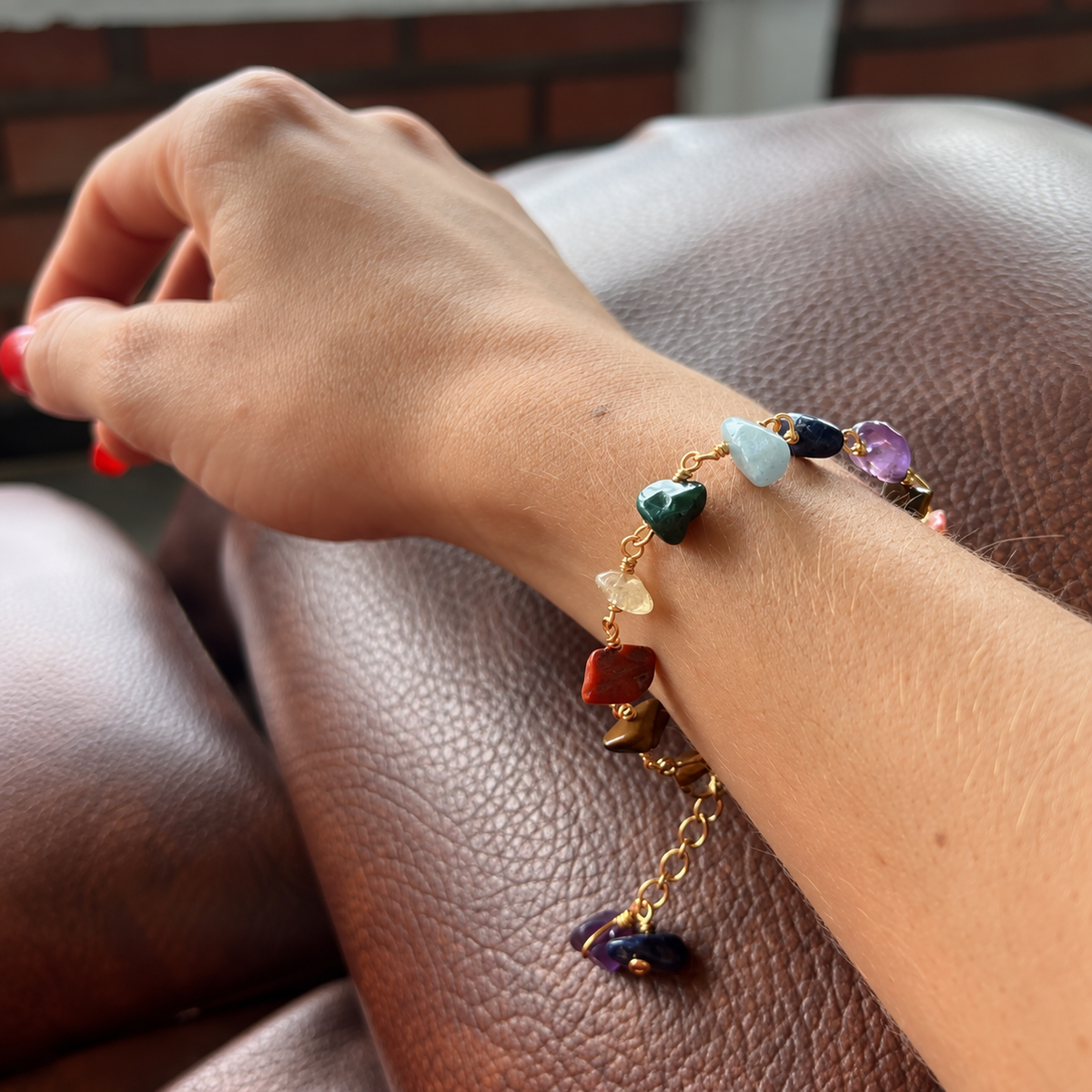 Pulsera Conexión 7 Chakras con piedras naturales usada en la muñeca