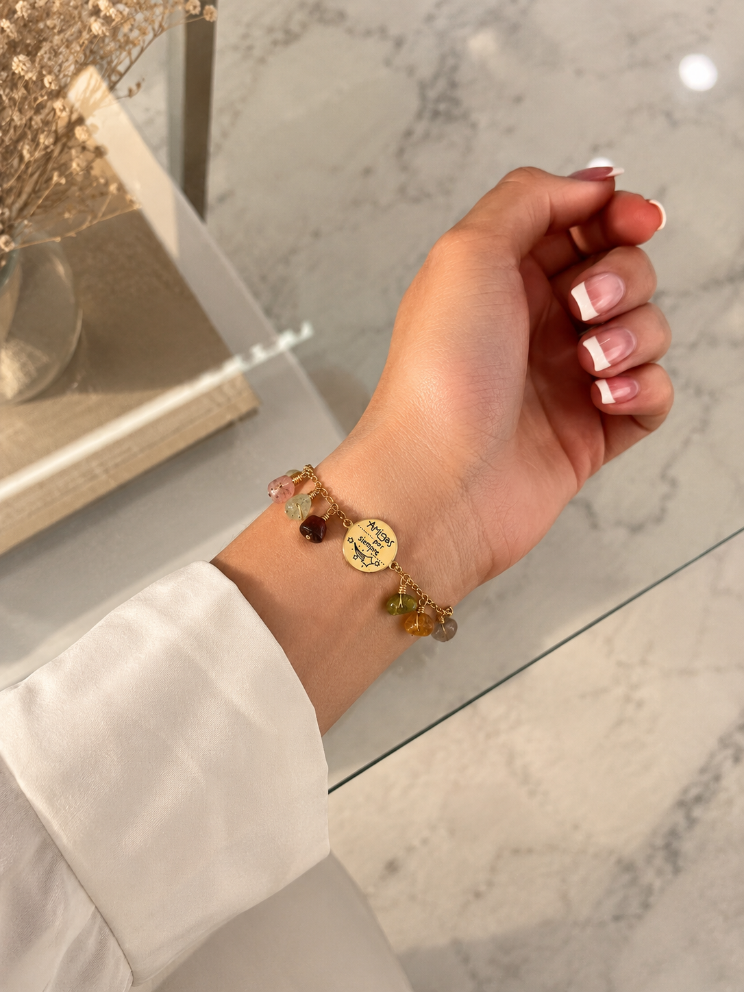 Pulsera Amigas por Siempre usada para una reunión
