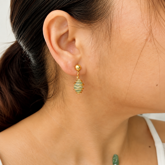 Aretes de aventurina natural envueltos artesanalmente con alambre dorado