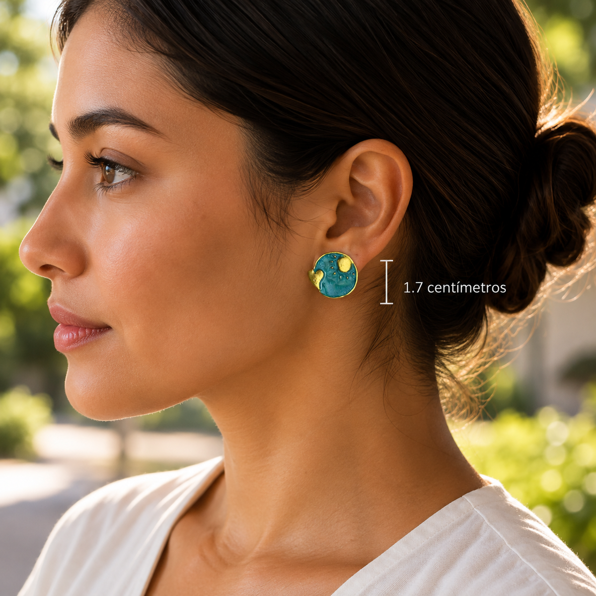 Mujer usando Aretes Energía Solar turquesa con un look casual