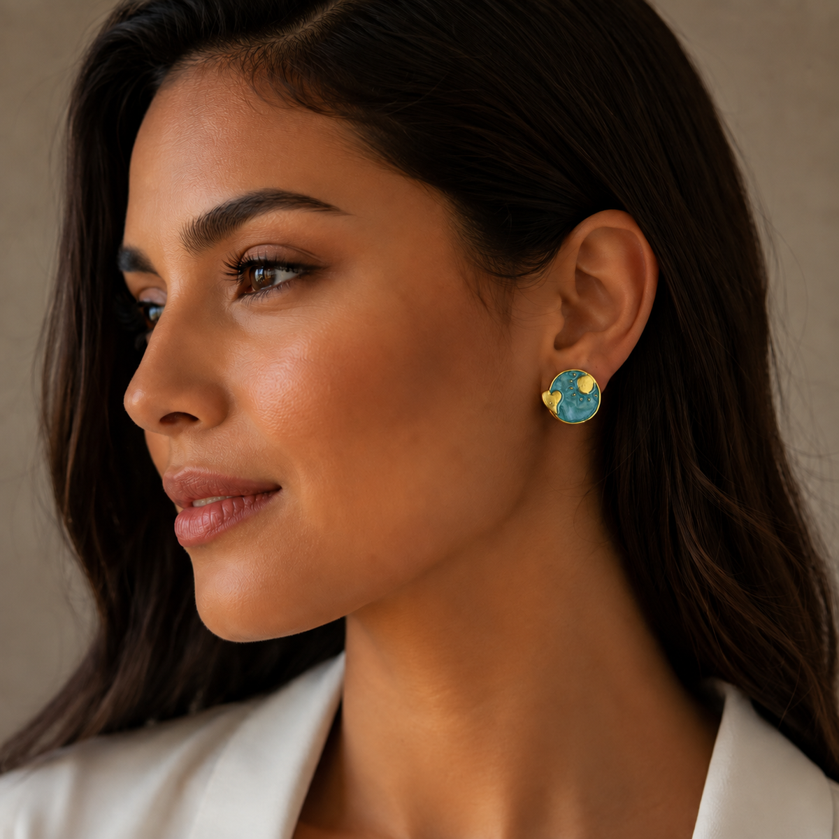 Mujer usando Aretes Energía Solar turquesa y dorados con un look elegante