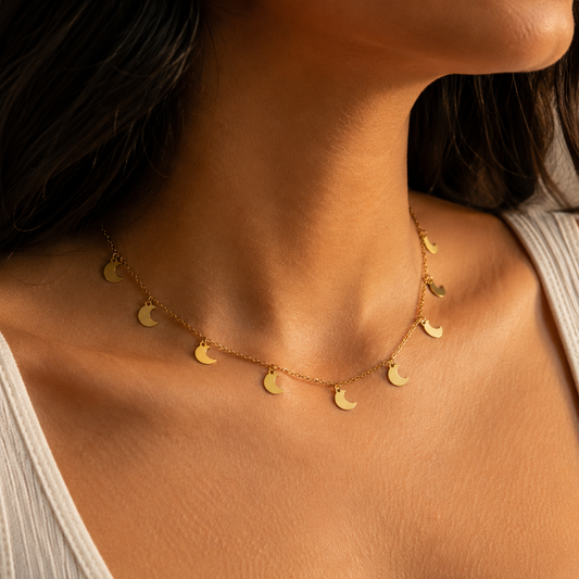 Collar Amor Luna de acero inoxidable dorado con detalles de luna