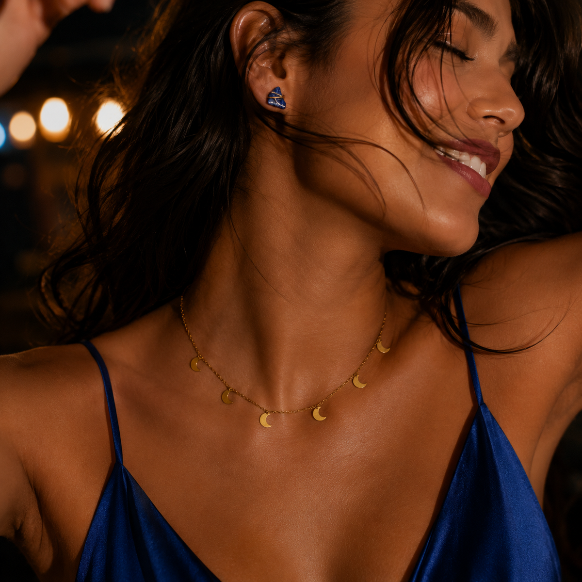 Collar Amor Luna de acero inoxidable dorado usado con blusa azul