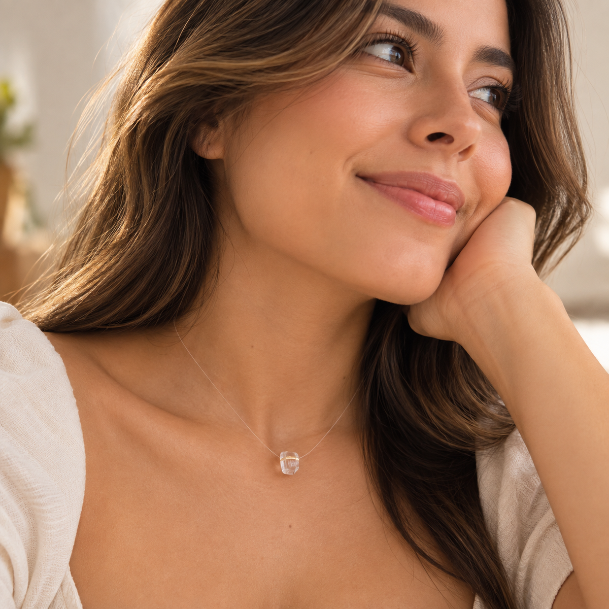 Collar Efecto Invisible con cuarzo natural Cristal usado con blusa blanca