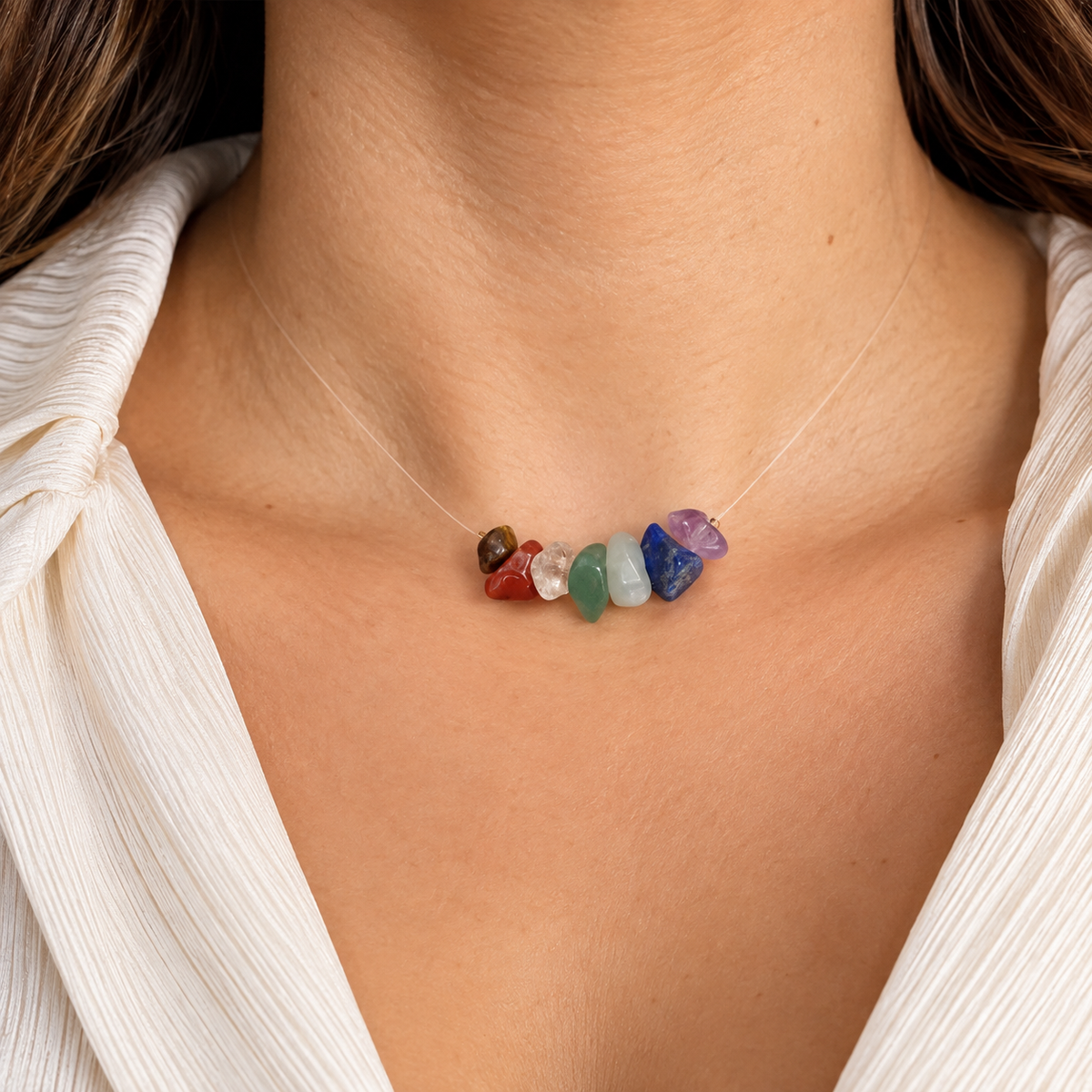 Collar Equilibrio 7 Chakras usado con blusa blanca