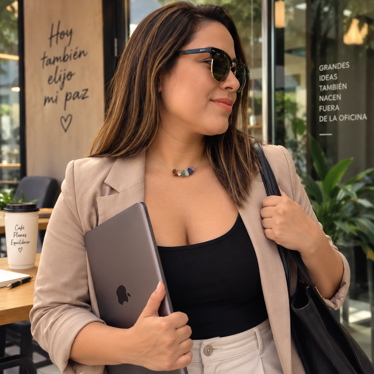 Mujer usando el Collar Equilibrio 7 Chakras con laptop y look de trabajo