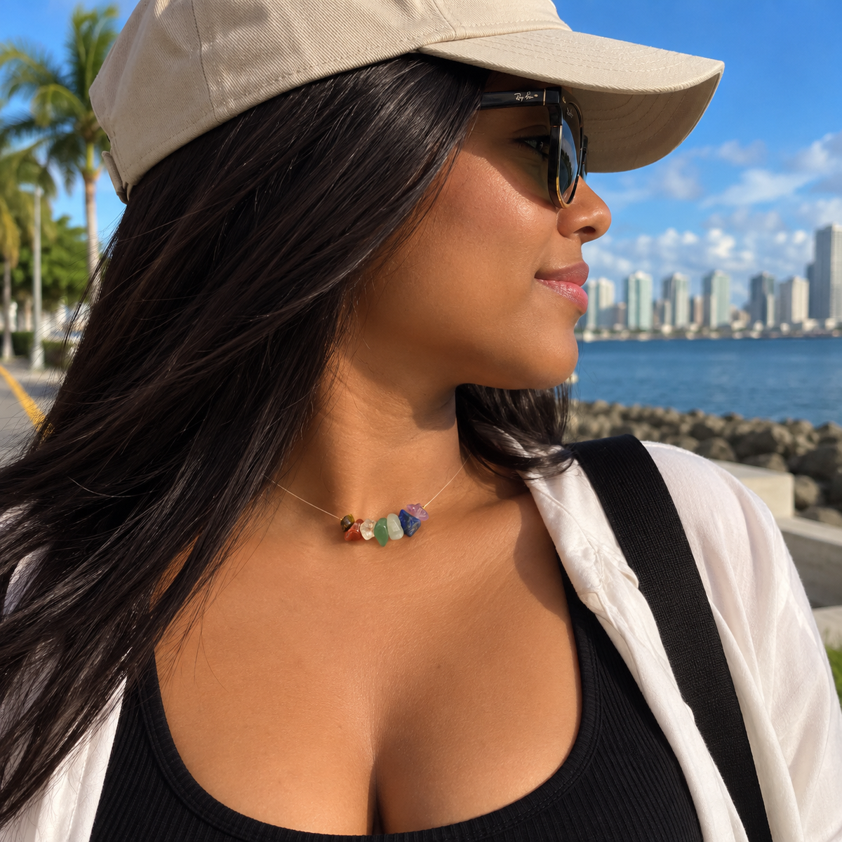Collar Equilibrio 7 Chakras usado con un look de verano frente al mar