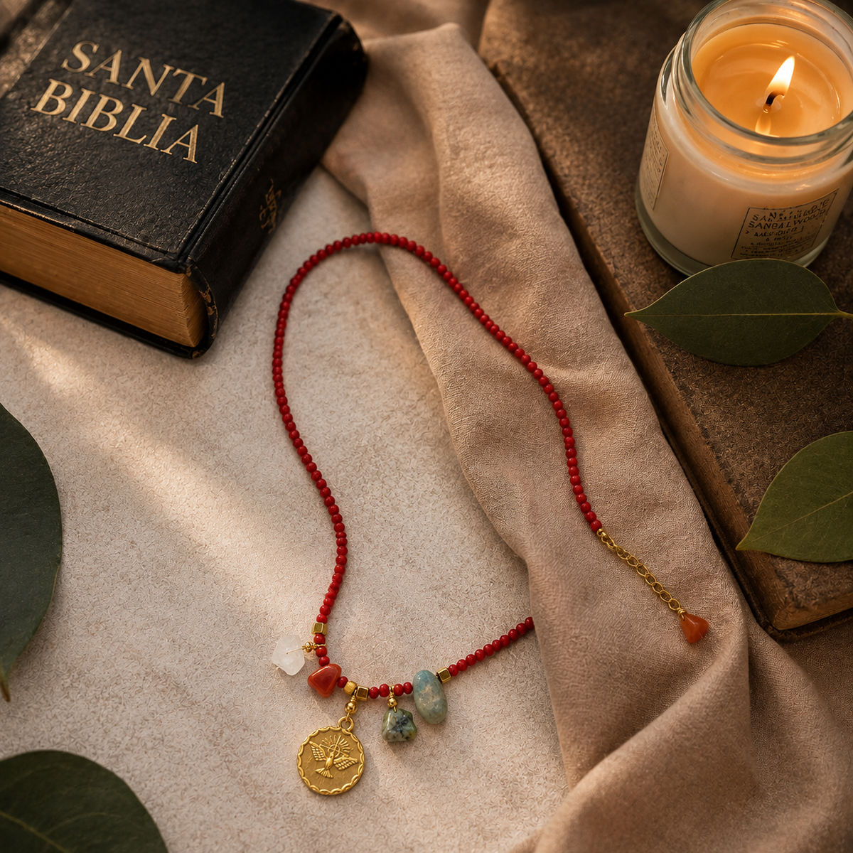 Collar Fortaleza Espíritu Santo de piedras naturales sobre una superficie