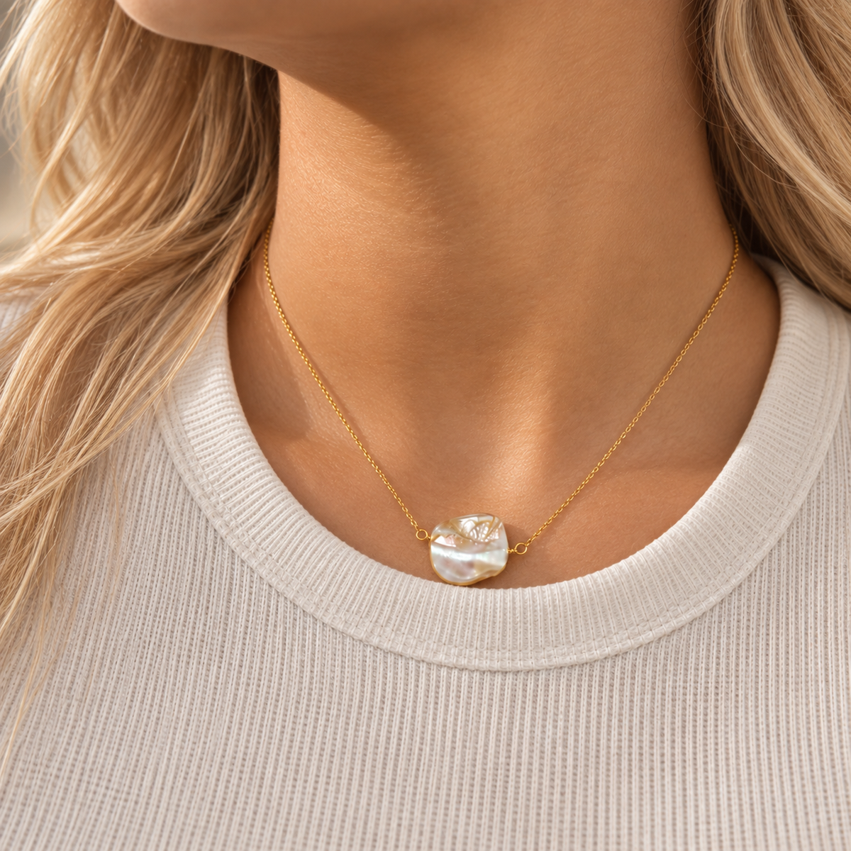 Collar Intuición de nácar natural usado con blusa blanca