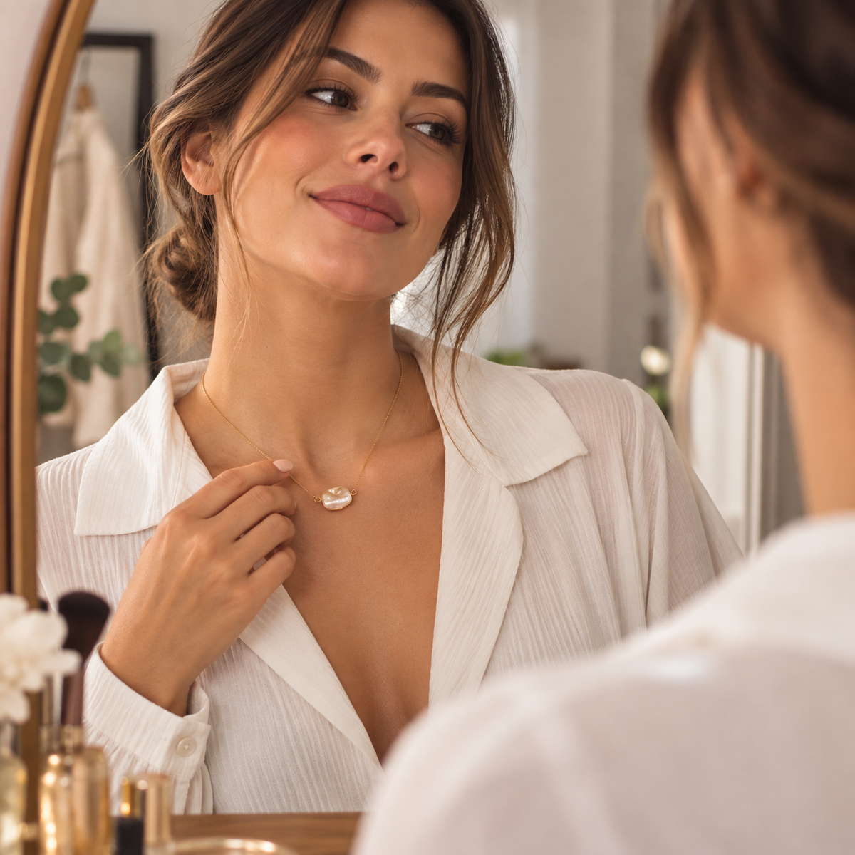Mujer usando el Collar Intuición de nácar natural con blusa blanca
