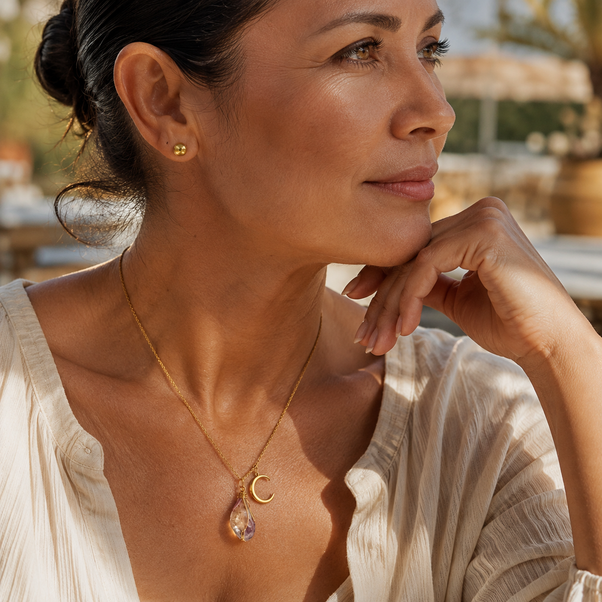 Collar Paciencia de amatista natural con dije de luna en look elegante