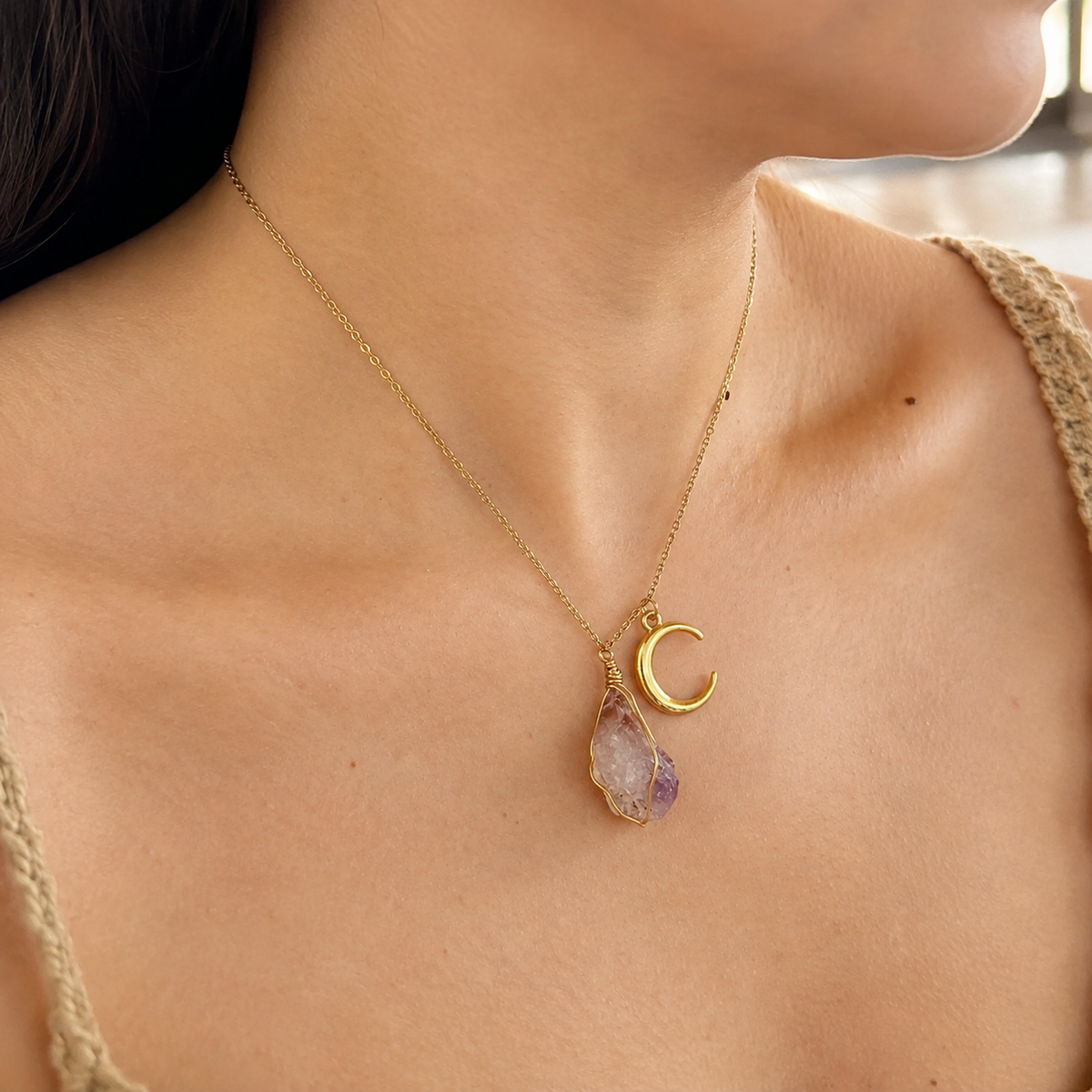 Detalle del Collar Paciencia con amatista natural y dije de luna