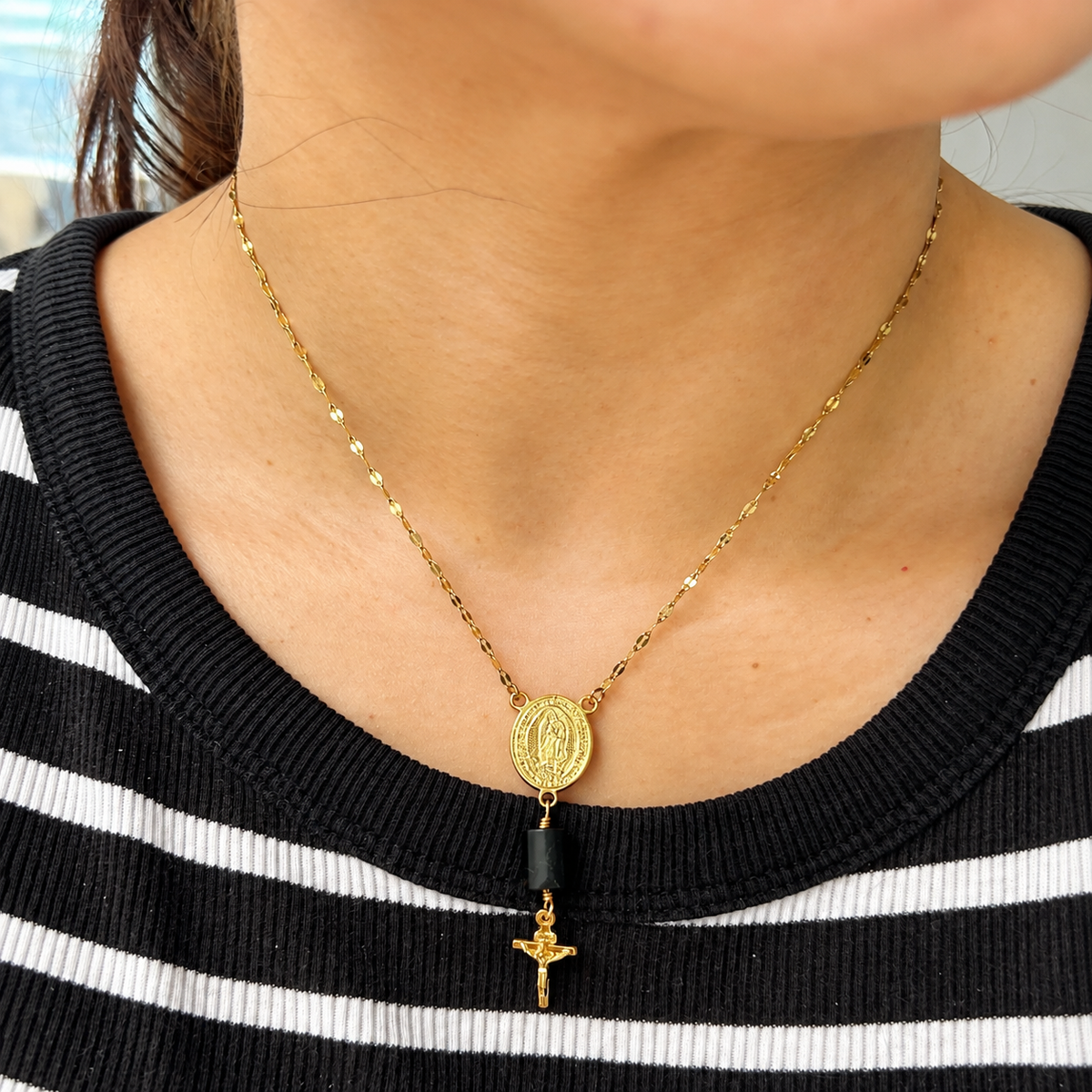 Mujer usando collar con Virgen de Guadalupe y cruz con un look casual