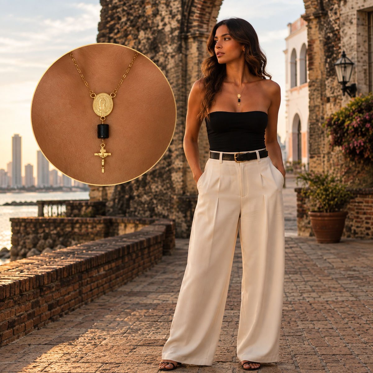 Mujer usando collar con Virgen de Guadalupe y cruz con un look casual