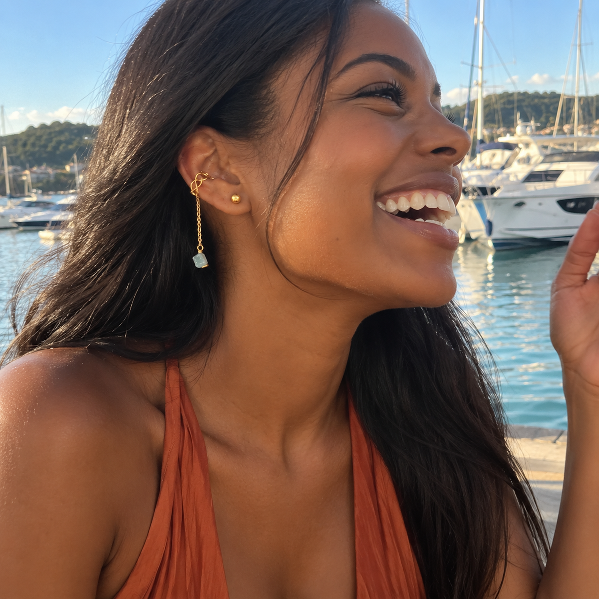 Mujer usando Earcuff Serenidad de aguamarina con un look de verano