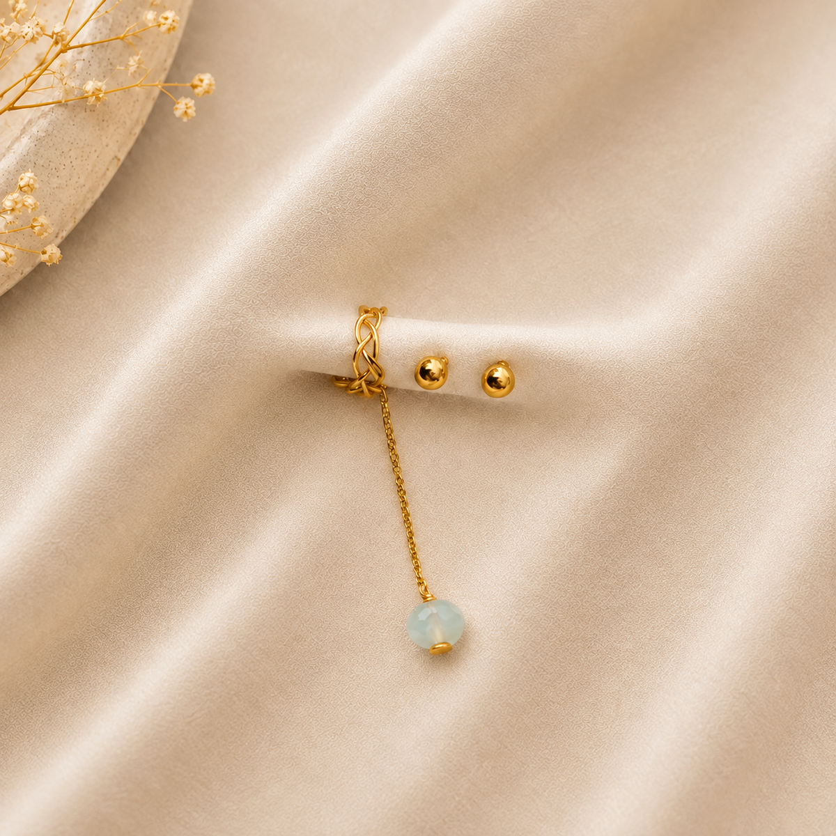 Earcuff de aguamarina natural con diseño asimétrico y cadena dorada