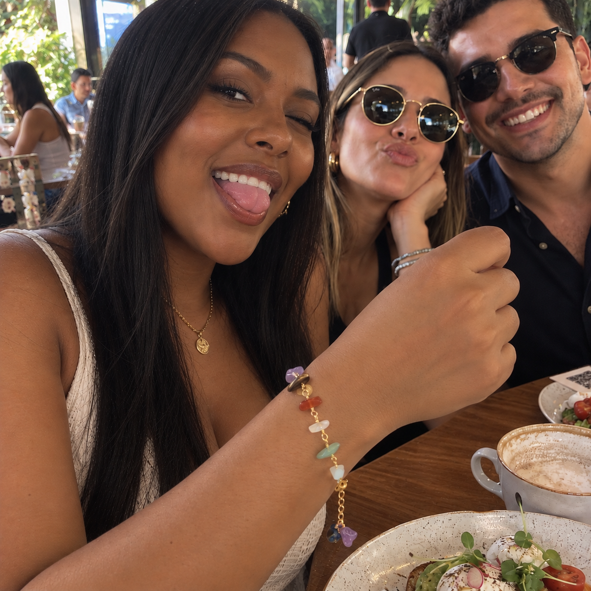 Mujeres usando la Pulsera Conexión 7 Chakras durante un momento entre amigas
