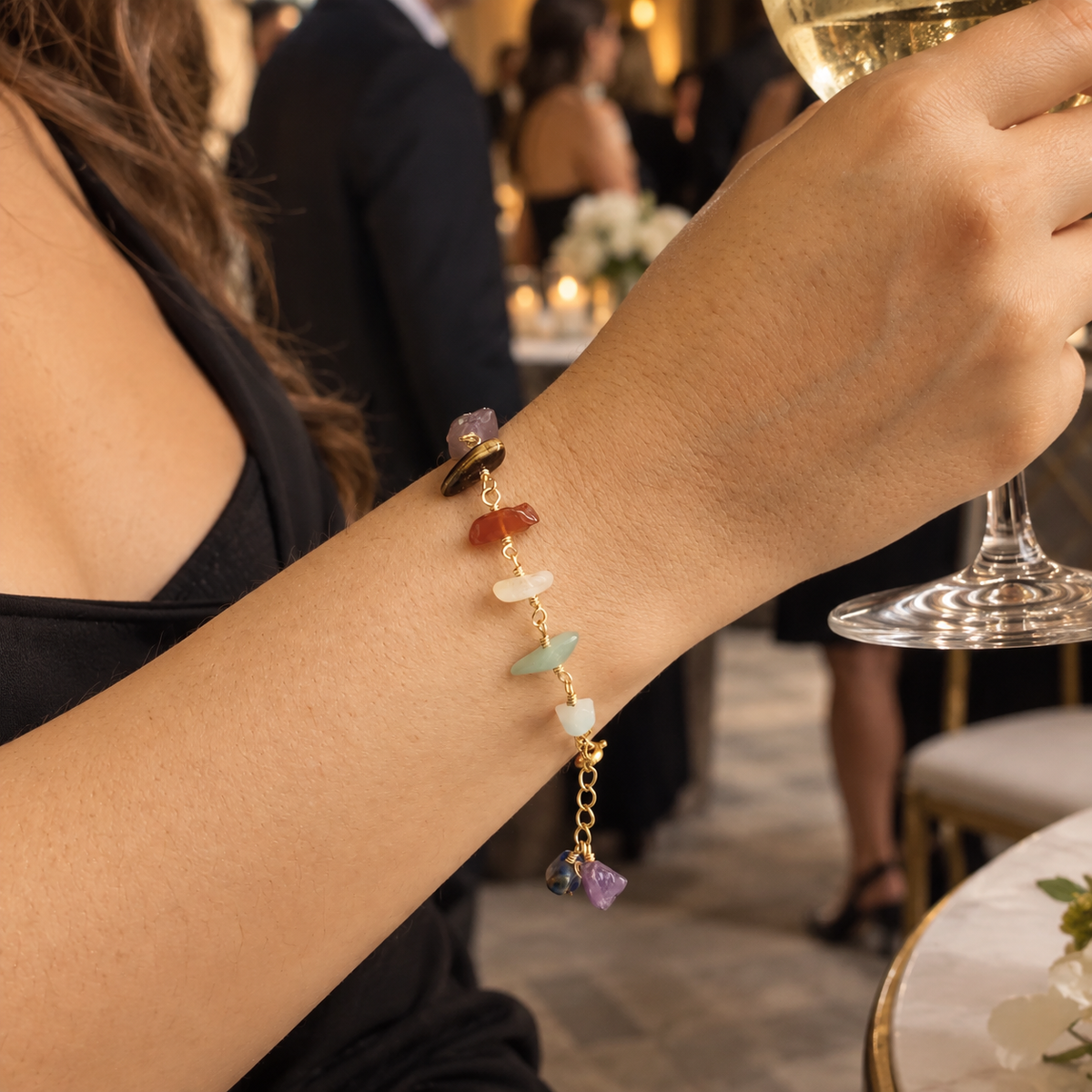 Mujer usando la Pulsera Conexión 7 Chakras durante una salida a tomar cena elegante