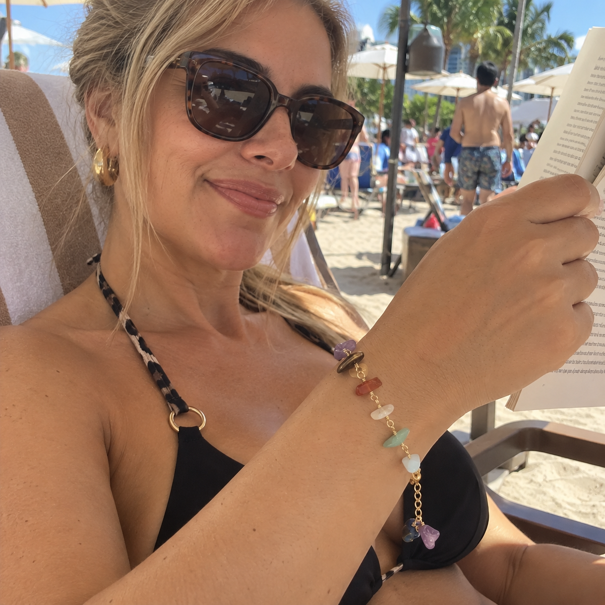 Mujer usando la Pulsera Conexión 7 Chakras al aire libre