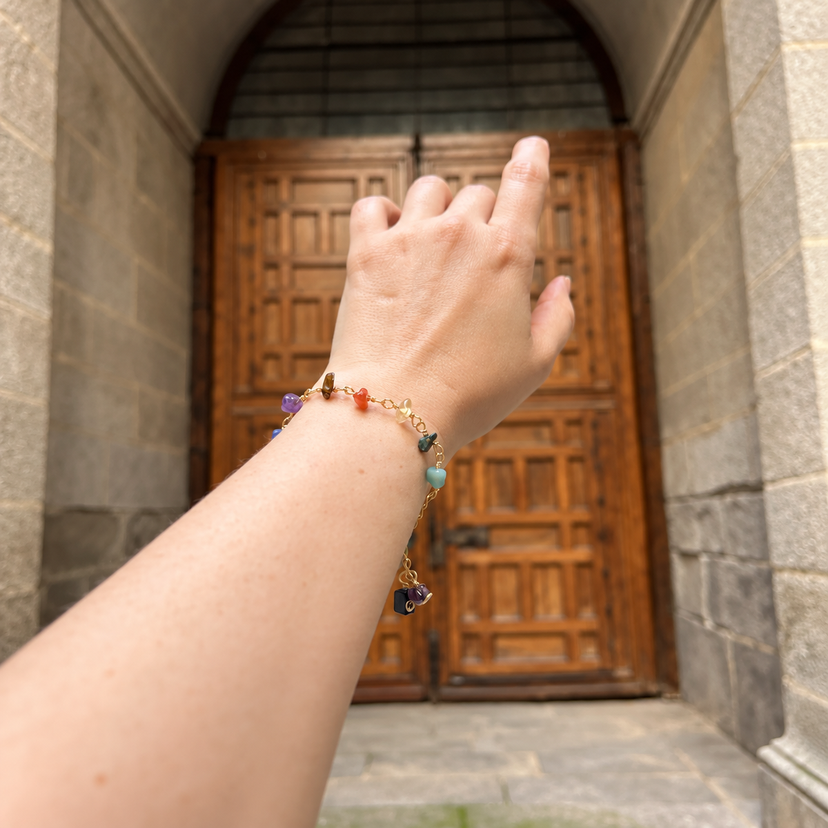 Pulsera Conexión 7 Chakras con piedras naturales usada en la muñeca