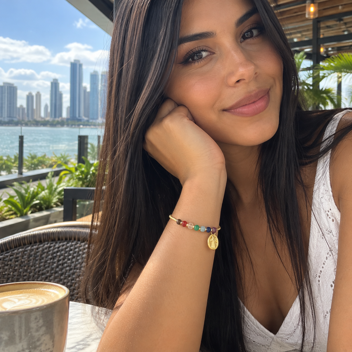 Mujer usando la Pulsera 7 Chakras con San Benito con un look casual