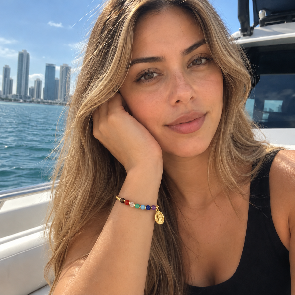 Mujer usando la Pulsera 7 Chakras con Medalla de San Benito