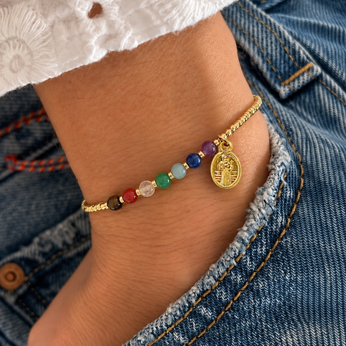 Pulsera 7 Chakras con San Benito usada en la muñeca