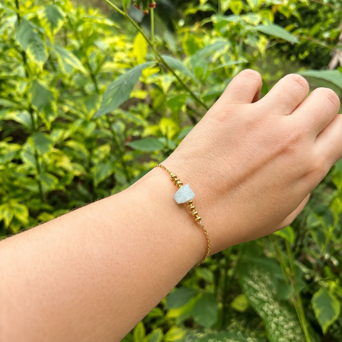 Pulsera de aguamarina natural usada al aire libre