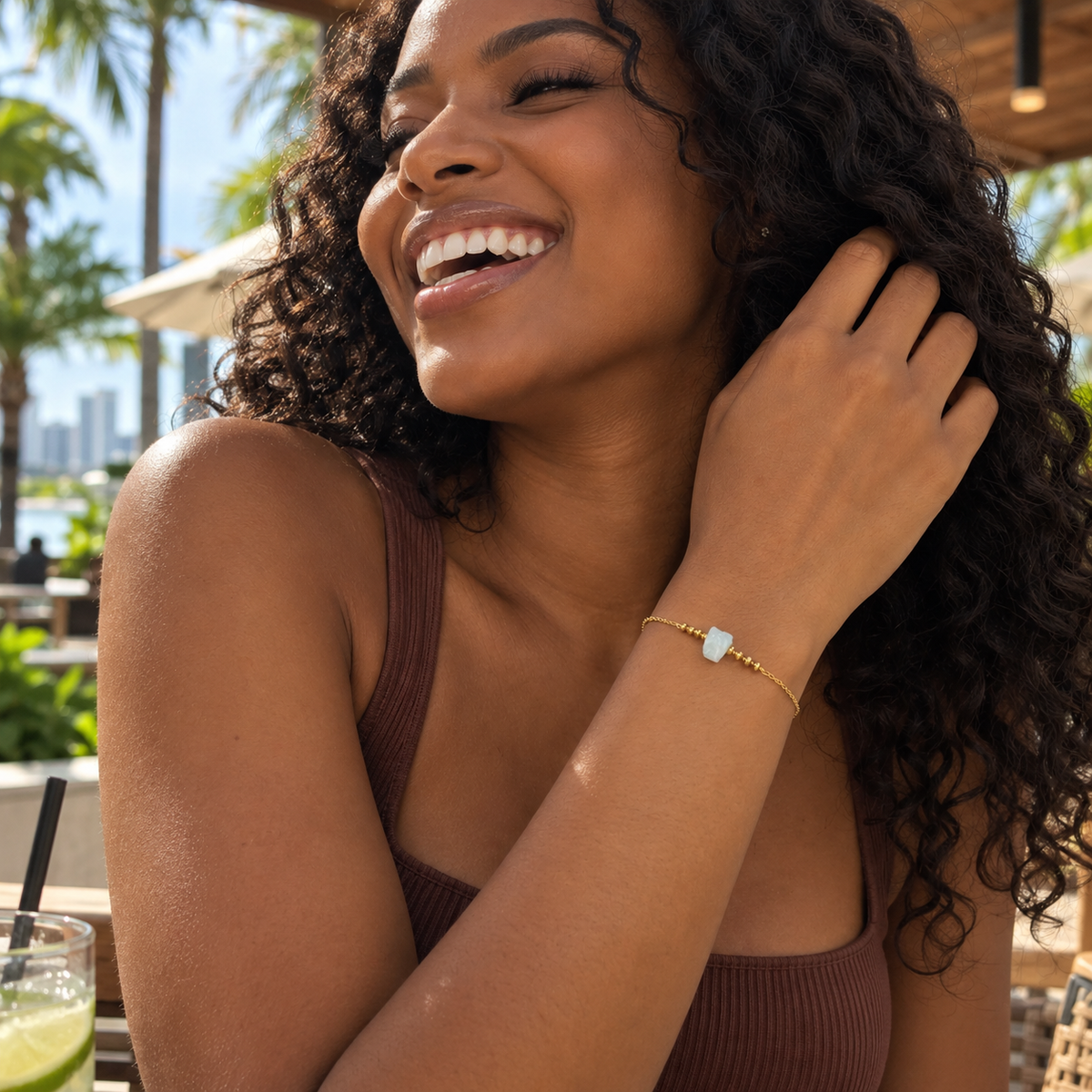 Mujer usando la Pulsera Serenidad de aguamarina al aire libre
