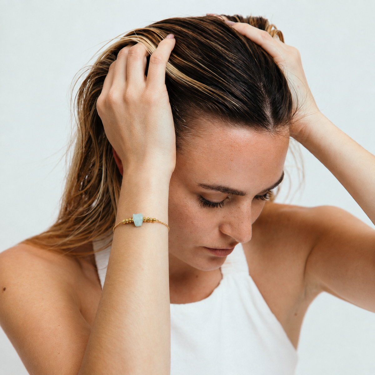 Mujer usando la Pulsera Serenidad de aguamarina natural