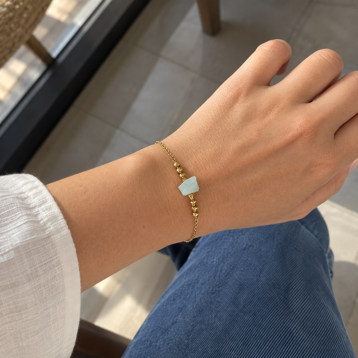 Pulsera de aguamarina natural usada en la muñeca