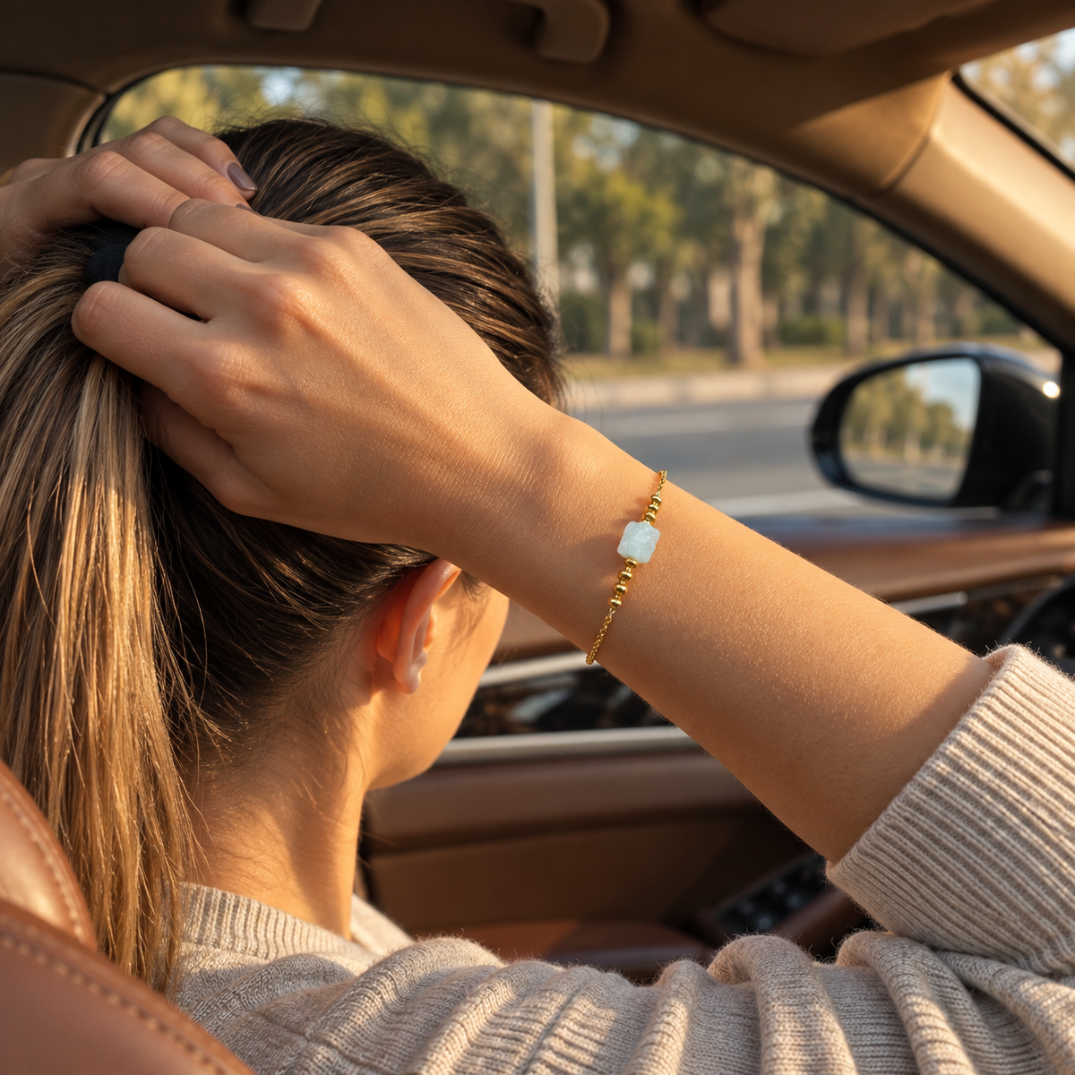 Mujer usando la Pulsera Serenidad de aguamarina durante su día
