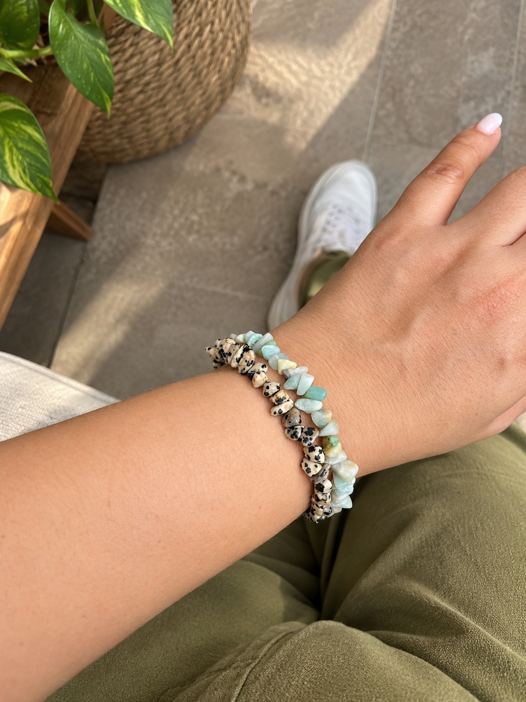 Mujer usando pulsera de amazonita y jaspe dálmata natural