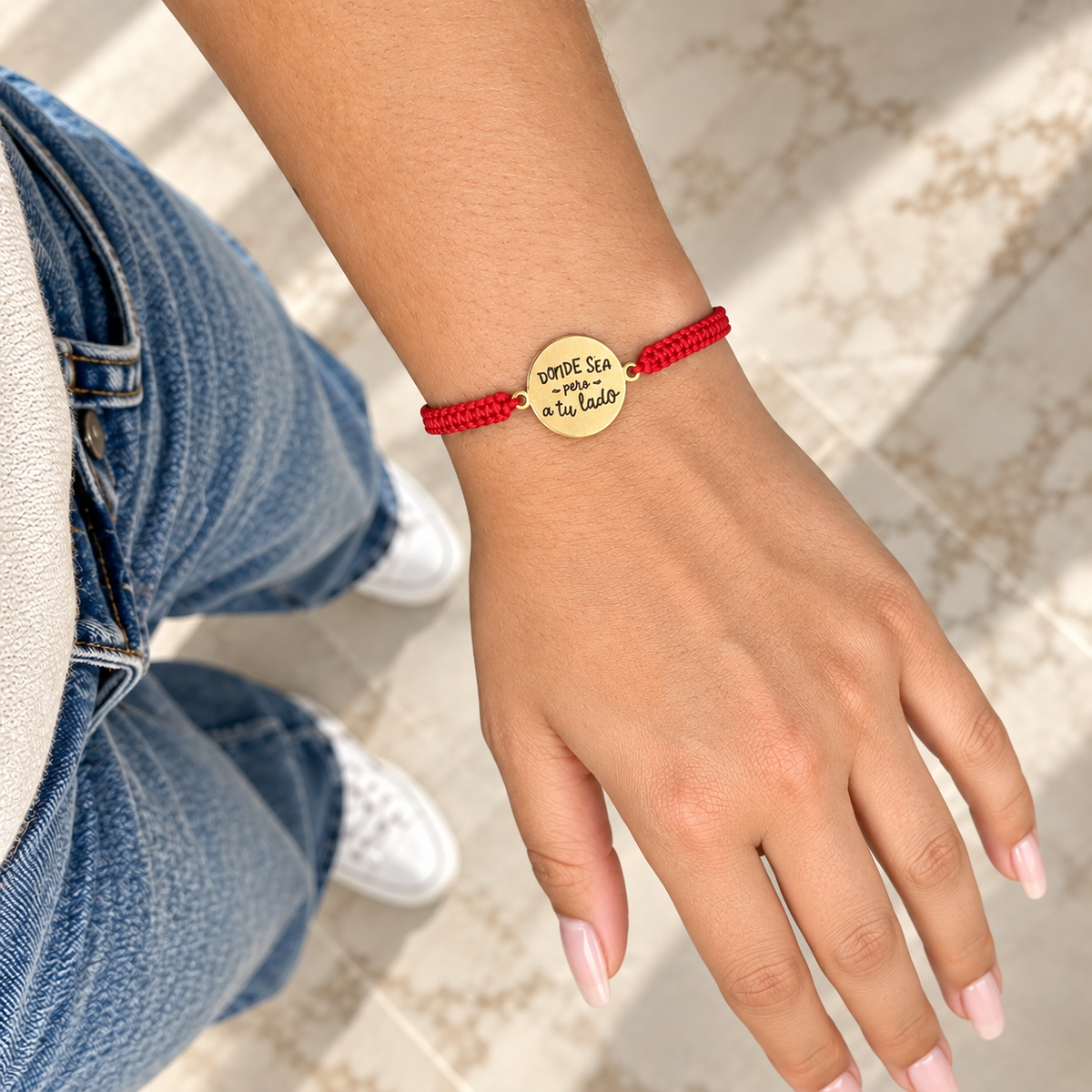 Pulsera de cordon rojo ajustable con dije de acero inoxidable en la muñeca