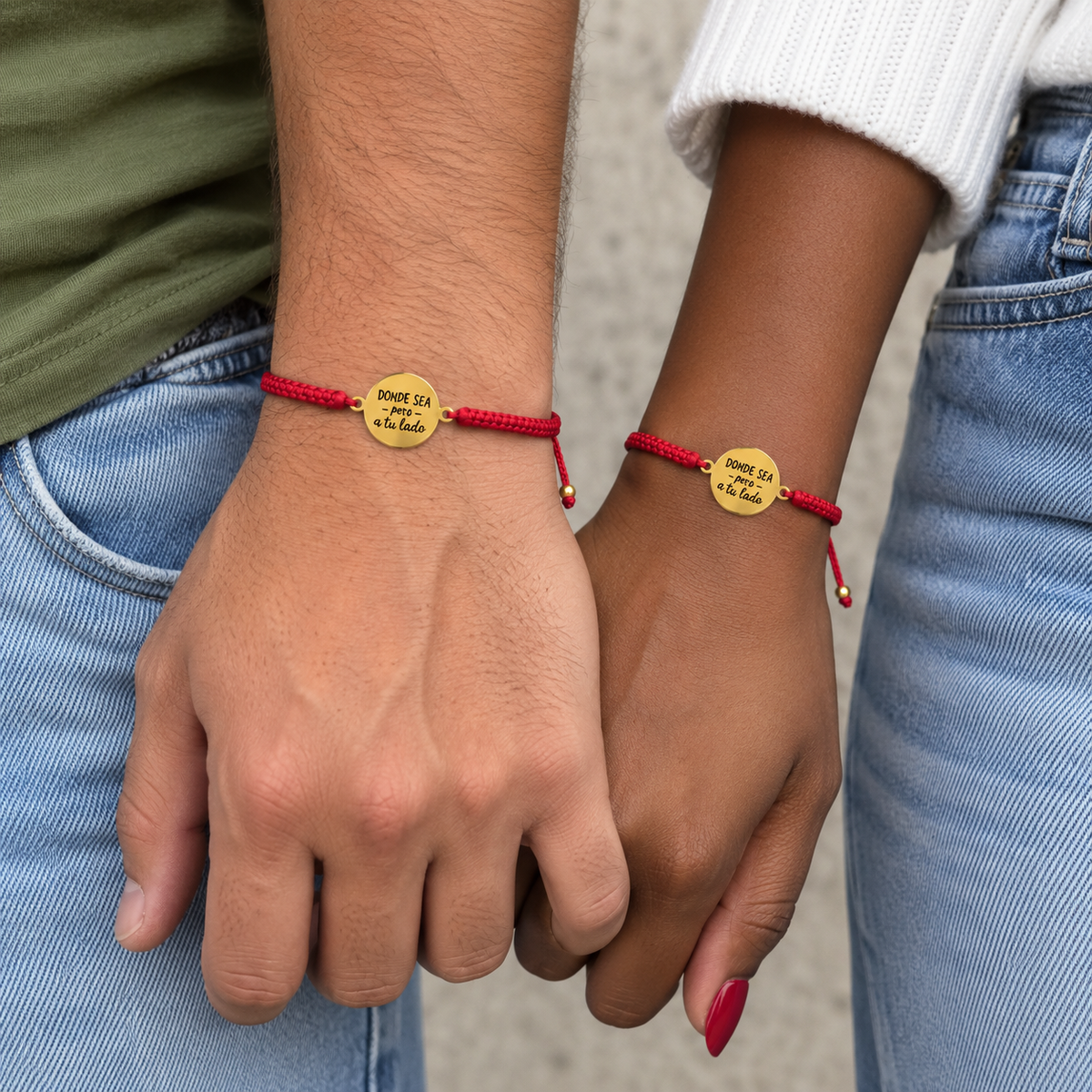 Pulsera de hilo rojo usada con un look casual de todos los días