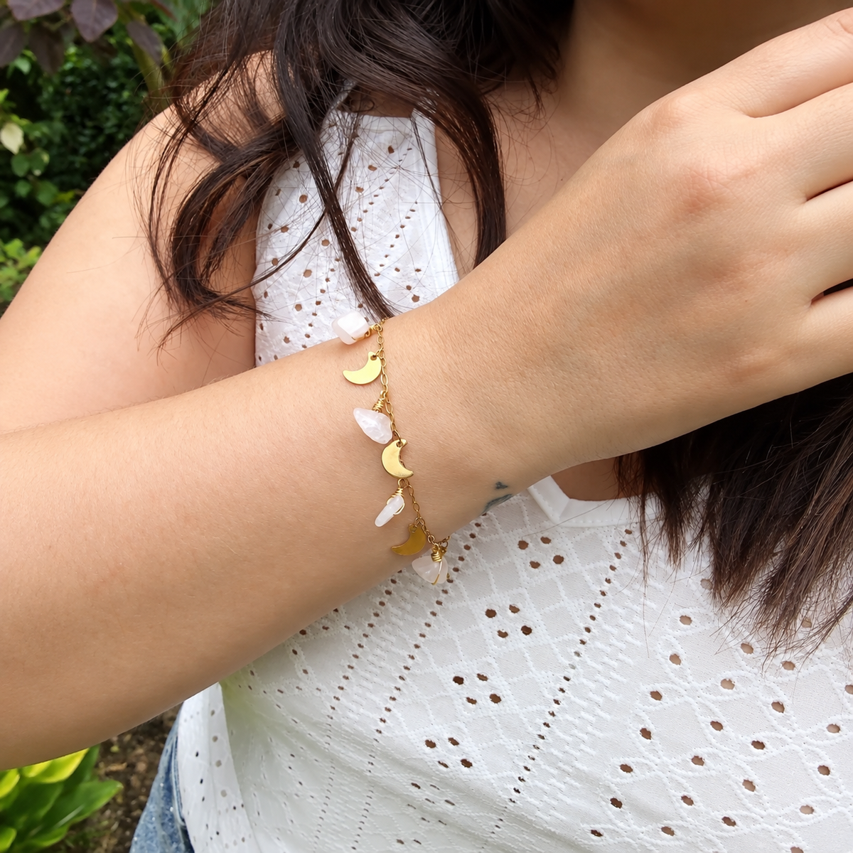 Pulsera de cuarzo rosado natural usada con un look blanco