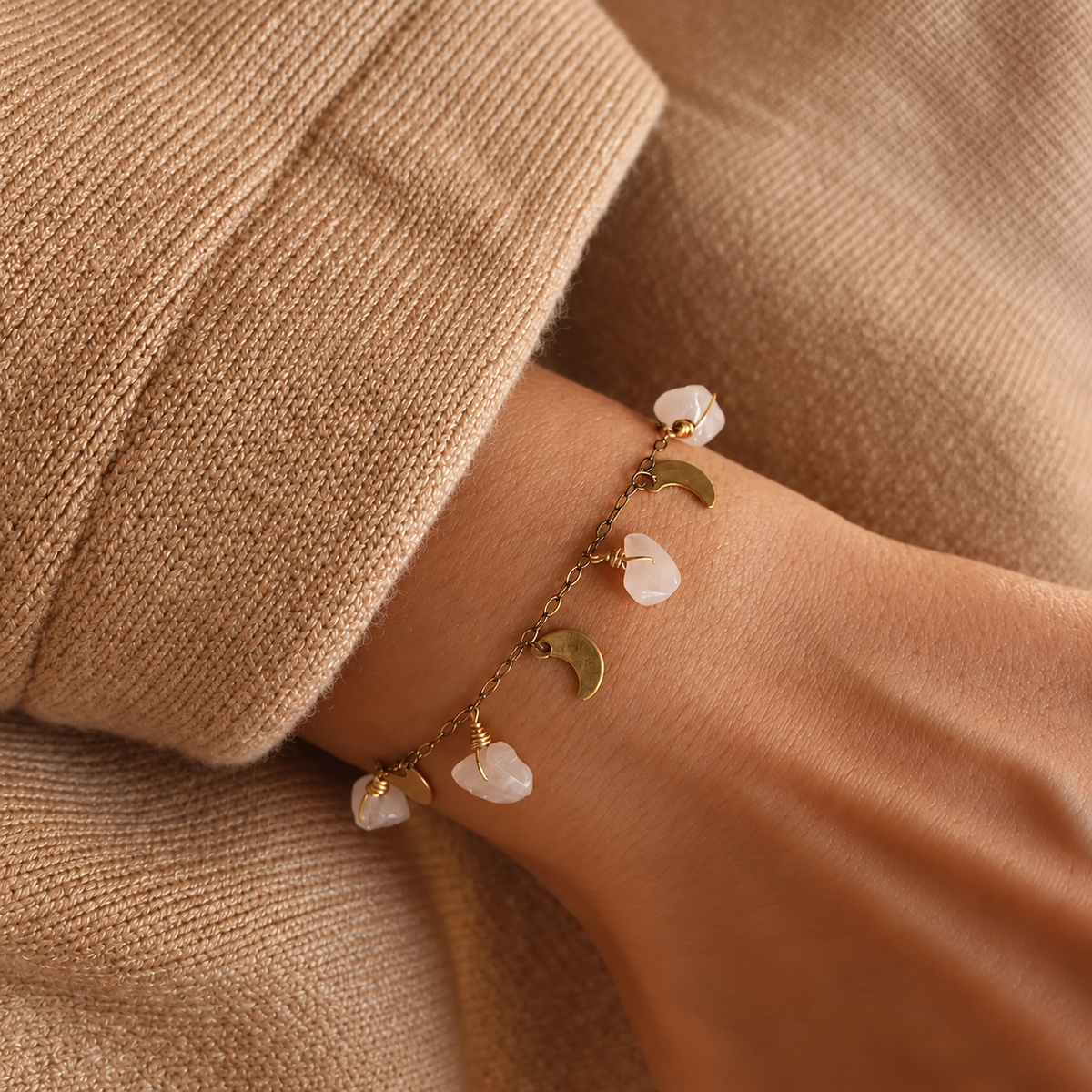Pulsera de cuarzo rosado natural usada con un look relajado