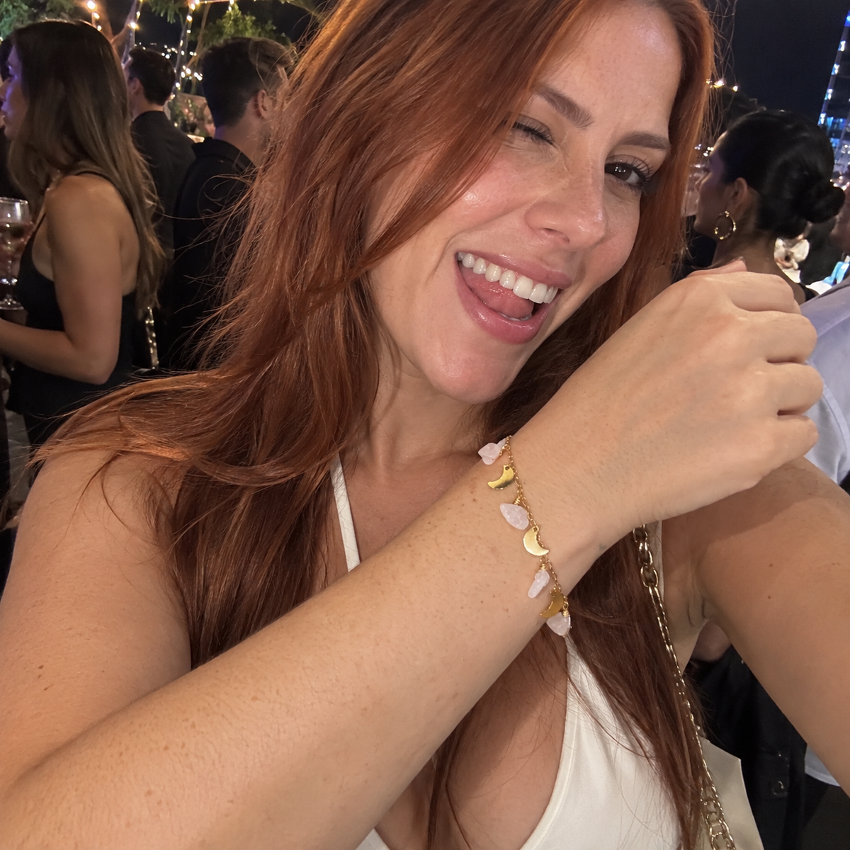 Mujer usando la Pulsera Amor de cuarzo rosado natural