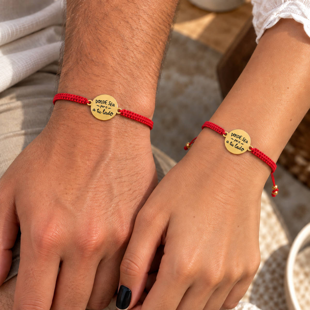 Pareja usando pulseras de hilo rojo en sus muñecas