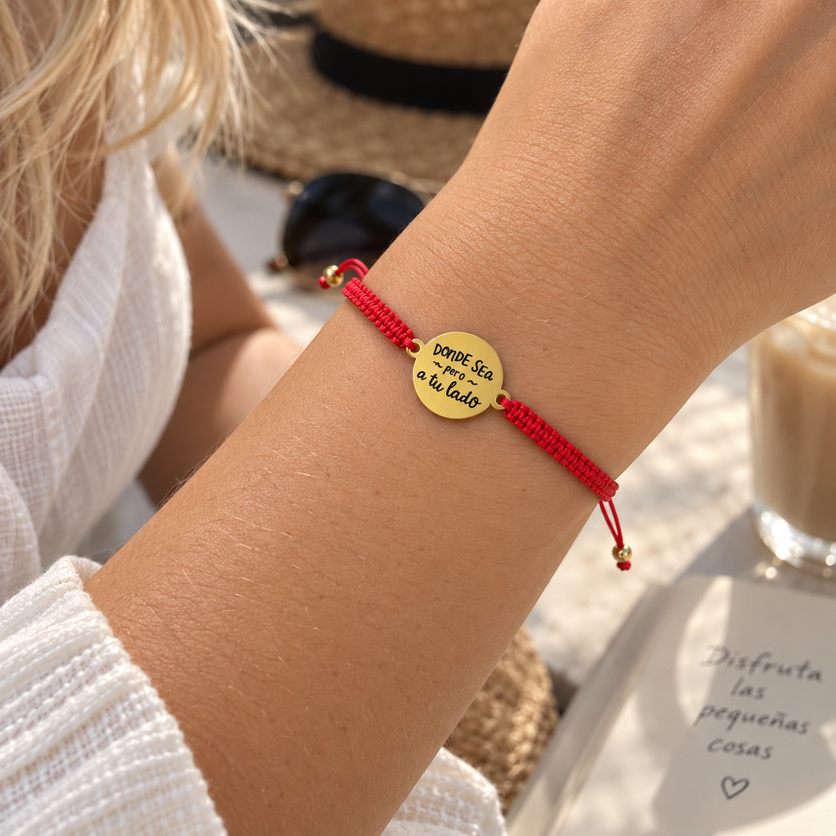 Hombre usando pulsera de hilo rojo con dije de acero inoxidable