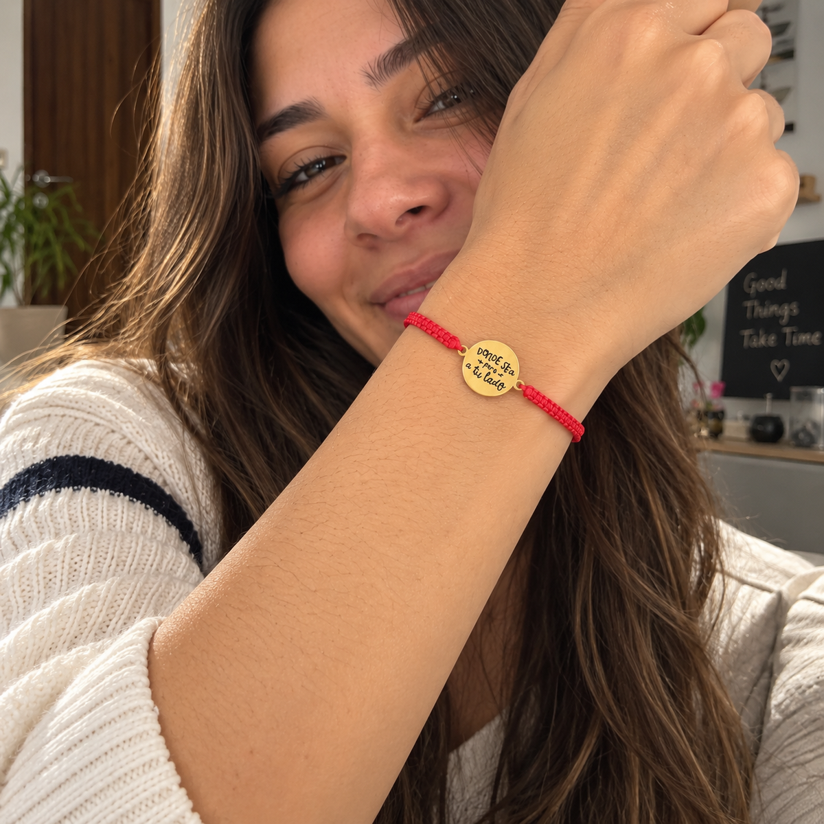 Mujer usando pulsera de hilo rojo con dije Donde Sea, Pero a Tu Lado