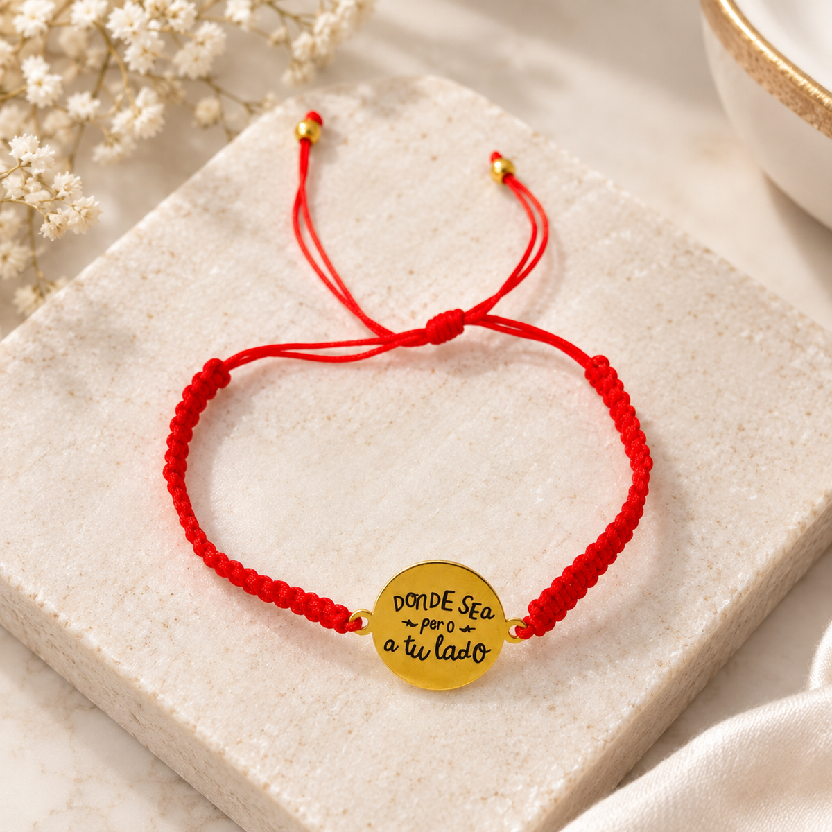 Pulsera de hilo rojo para pareja presentada como regalo