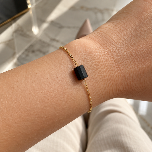 Pulsera de turmalina negra natural con cadena de acero inoxidable en la muñeca