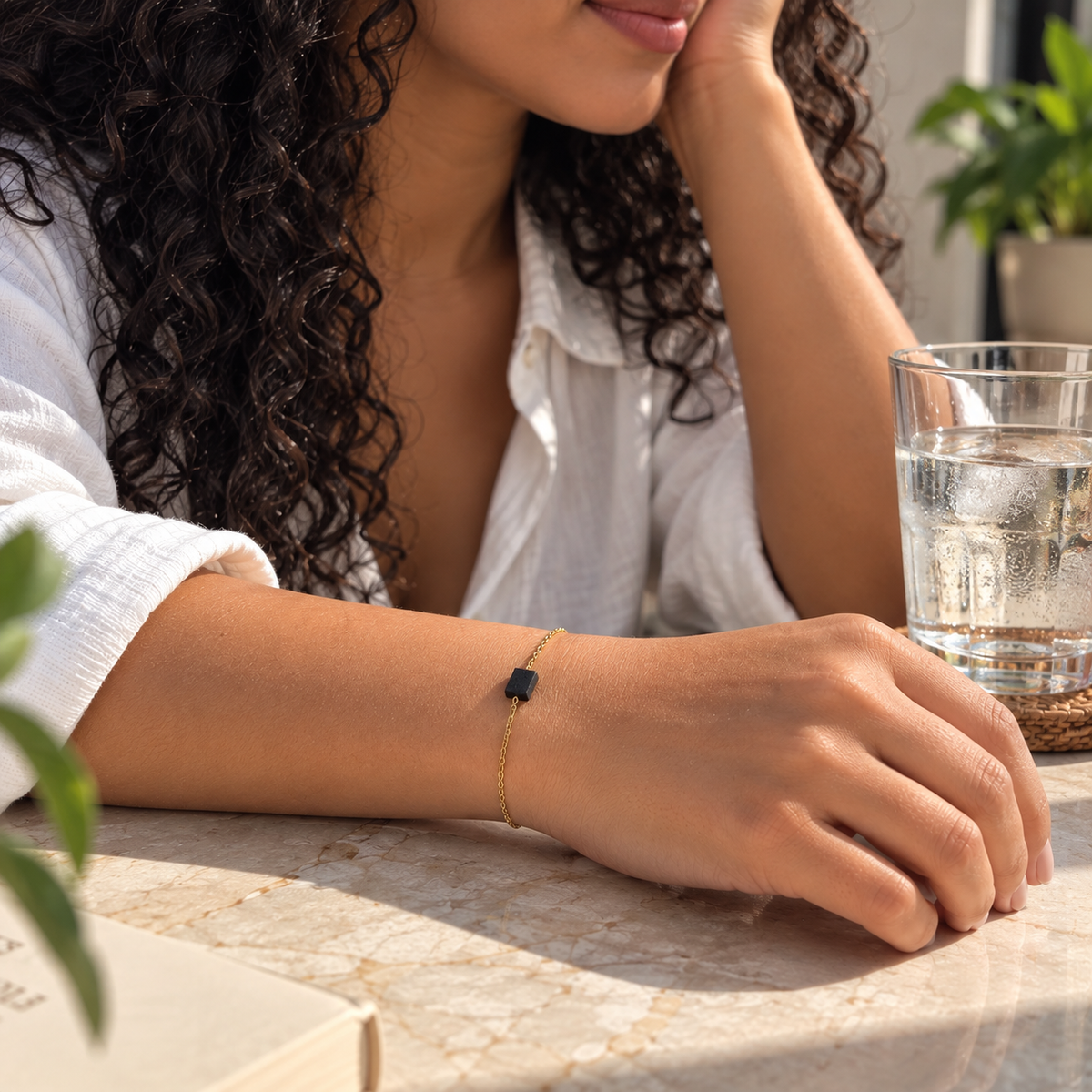 Mujer usando la Pulsera de turmalina negra con un look casual en casa