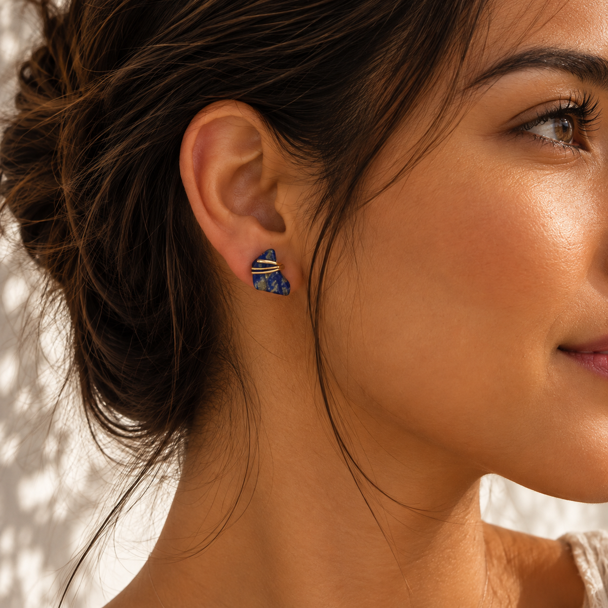 Topitos de lapislázuli natural usados en la oreja